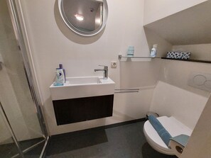 Superior Double Room | Bilik Mandi | Pancuran mandi, kelengkapan dandanan diri percuma, pengering rambut 