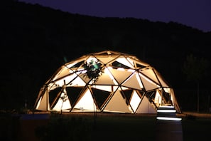 Fassade der Unterkunft – Abend/Nacht
