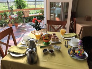 Tägliches kontinentales Frühstück (4.50 EUR pro Person)