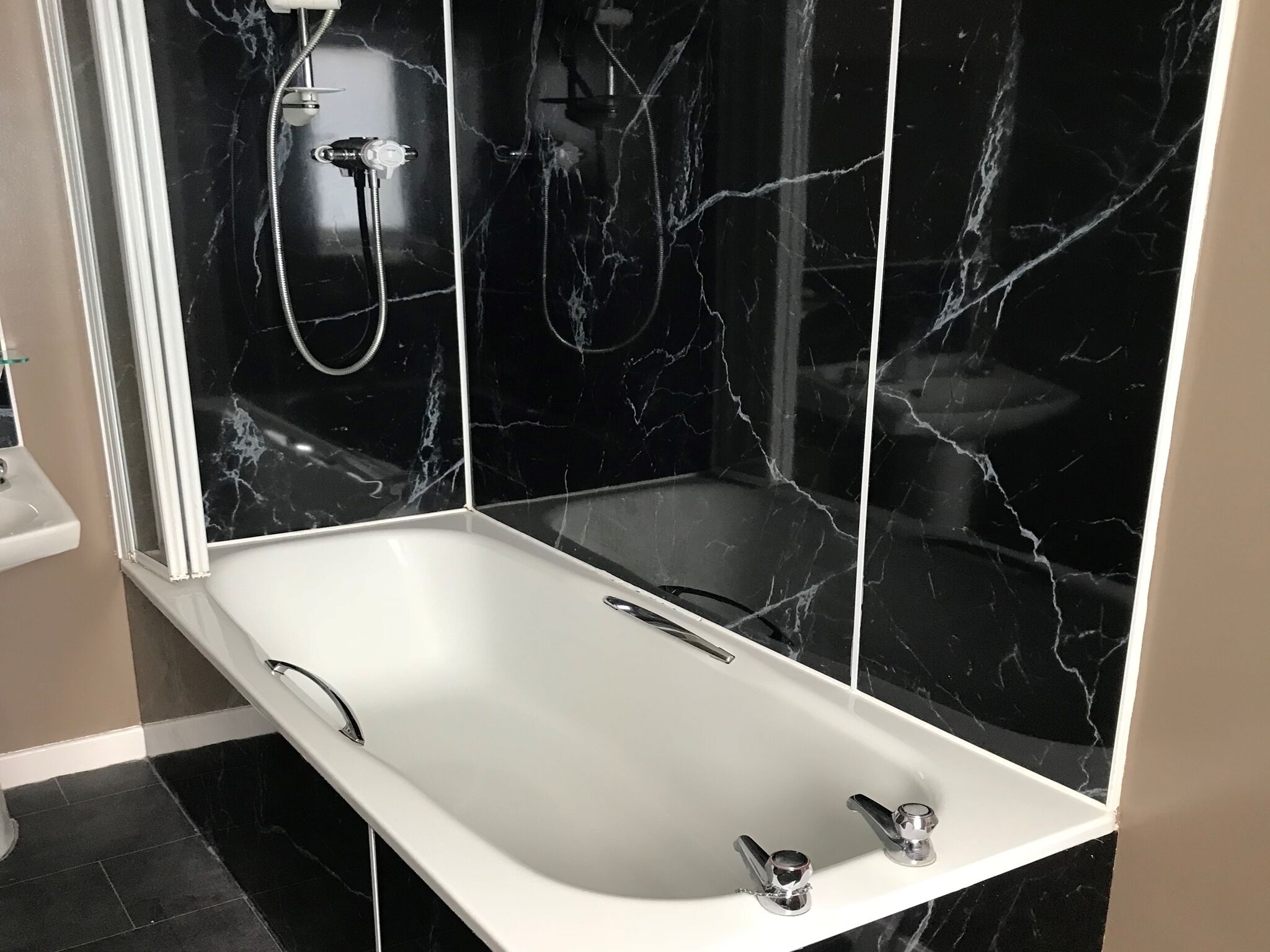 Business Double Room, Ensuite | Bathroom | Towels, soap