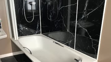 Business Double Room, Ensuite | Bathroom | Towels, soap