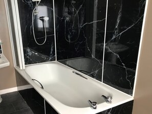 Bathroom - The Old Coach House Hotel (Buckie)