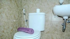 Ein Badezimmer mit Toilette, Bidet und Waschbecken.