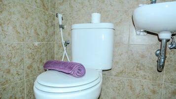 Estudio | Baño | Ducha, artículos de higiene personal gratuitos y toallas