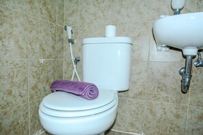 Bathroom - Modern Studio Grand Serpong Apartment By Travelio (Tangerang)