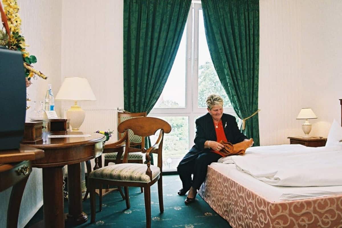 Individueel gedecoreerd, een bureau, een strijkplank/strijkijzer