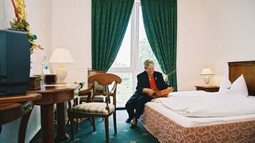 Decoración personalizada, escritorio y tabla de planchar con plancha