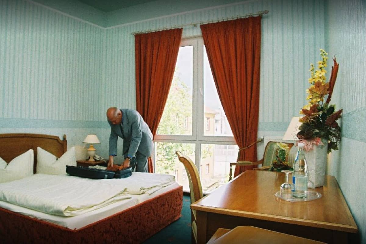 Individueel gedecoreerd, een bureau, een strijkplank/strijkijzer