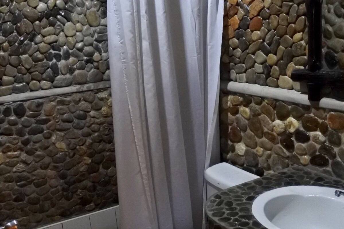 shower, free toiletries, towels