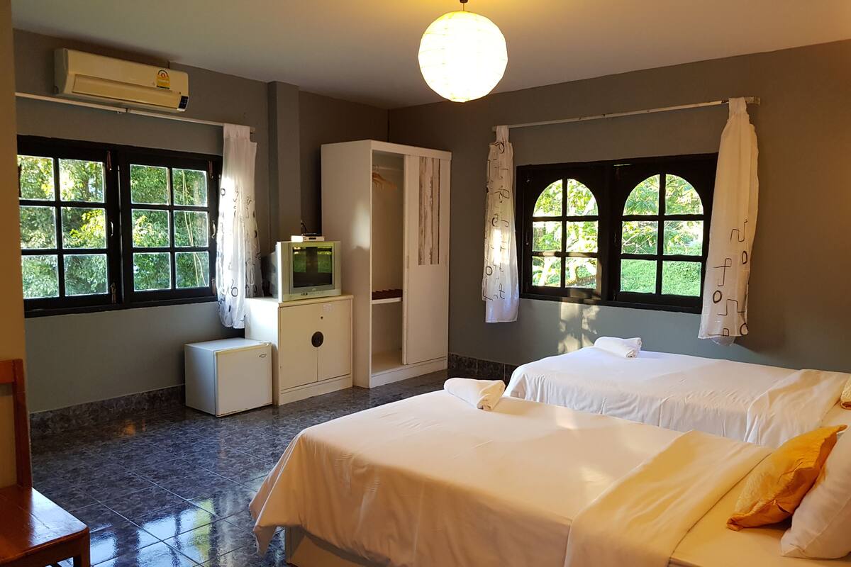 thara room - twin beds | desk, rollaway beds, free wifi