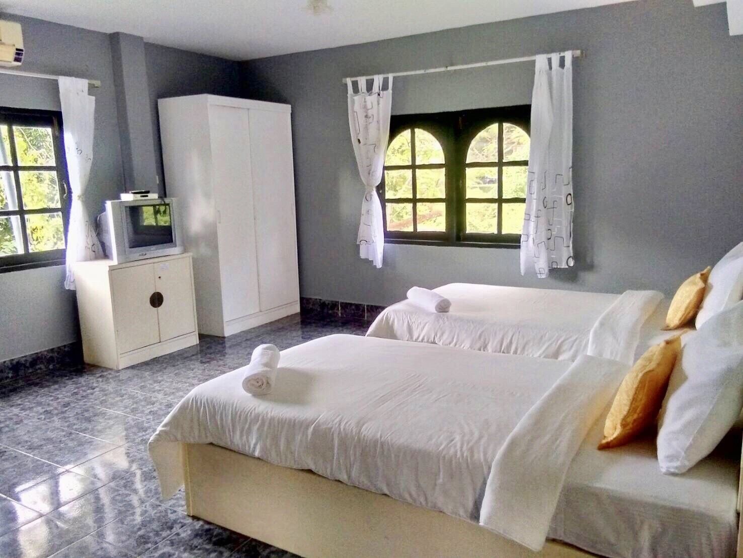 thara room - twin beds | desk, rollaway beds, free wifi