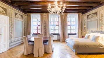Departamento superior, 2 habitaciones, vista a la ciudad | Ropa de cama hipoalergénica y decoración personalizada