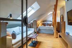 Deluxe Apartment, Courtyard View