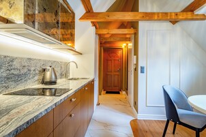 Deluxe Apartment, Courtyard View | Private kitchen