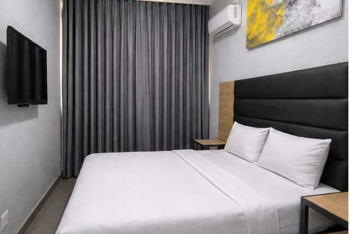 Iron/ironing board, bed sheets