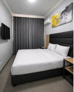 Standard Single Room | Iron/ironing board - Metro Lodge Beach (Durban)