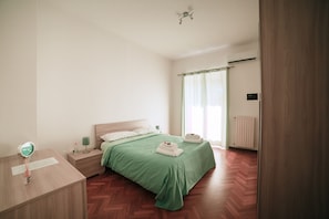 Doppelzimmer, 1 Schlafzimmer, Gemeinschaftsbad, Stadtblick (Minerva) | Verdunkelungsvorhänge, kostenloses WLAN, Bettwäsche