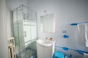Habitación doble, 1 habitación, baño privado (Masuccio) | Baño | Ducha, artículos de higiene personal gratuitos, secador de pelo y bidé
