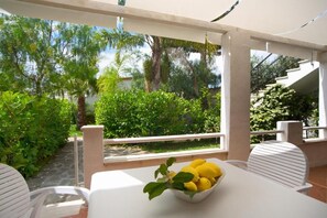 Classic-lejlighed - udsigt til have | Pengeskab på værelset, sengetøj