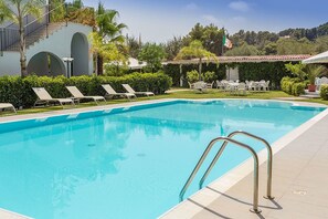 Hồ bơi ngoài trời 