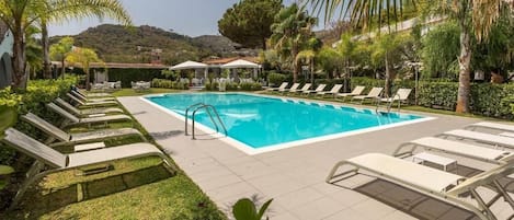 Una piscina al aire libre