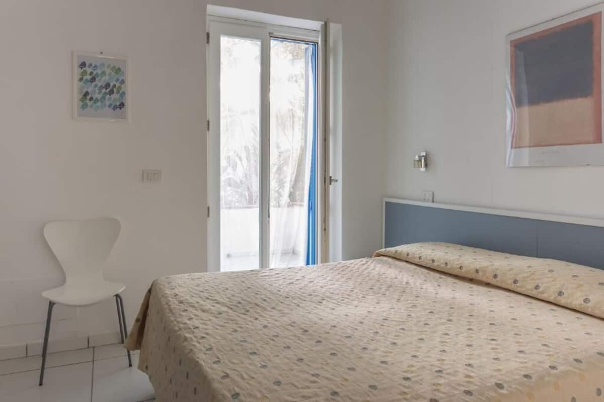 Superior-lejlighed - udsigt til have | Pengeskab på værelset, sengetøj