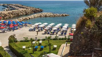 Plage privée, sable noir