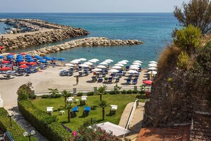 Private beach, black sand - Baia Marticana Residence Hotel  (Montecorice)