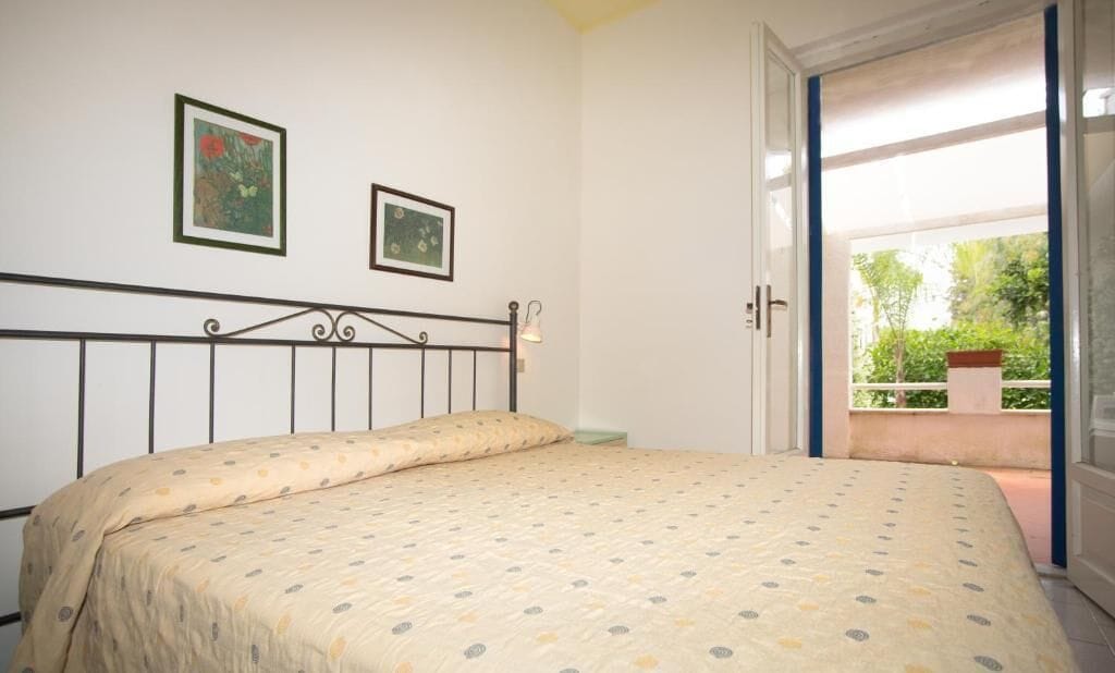 Comfort-lejlighed - udsigt til have | Pengeskab på værelset, sengetøj