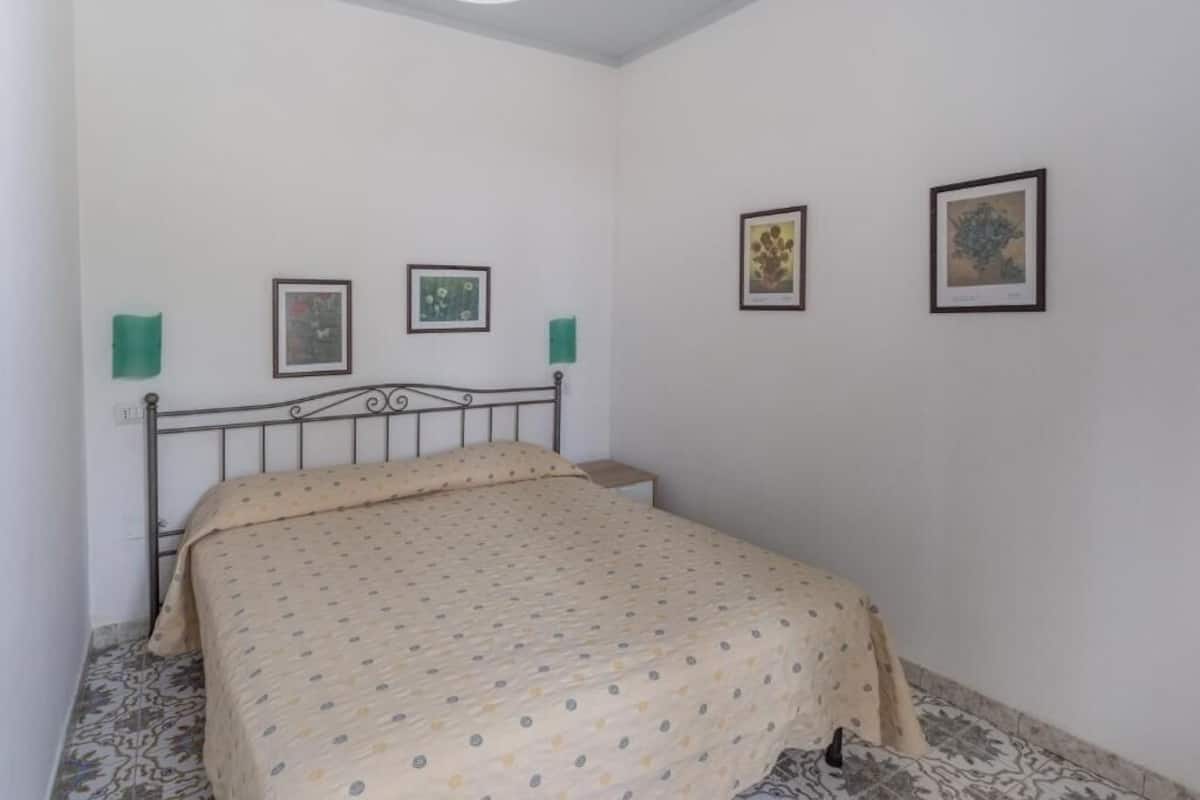 Lejlighed - terrasse - havudsigt | Pengeskab på værelset, sengetøj