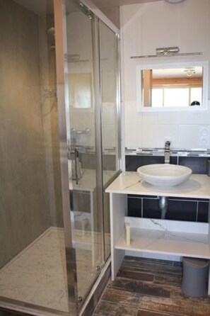 Deluxe Studio Suite, 1 Bedroom, Pool Access, Garden View | Bathroom