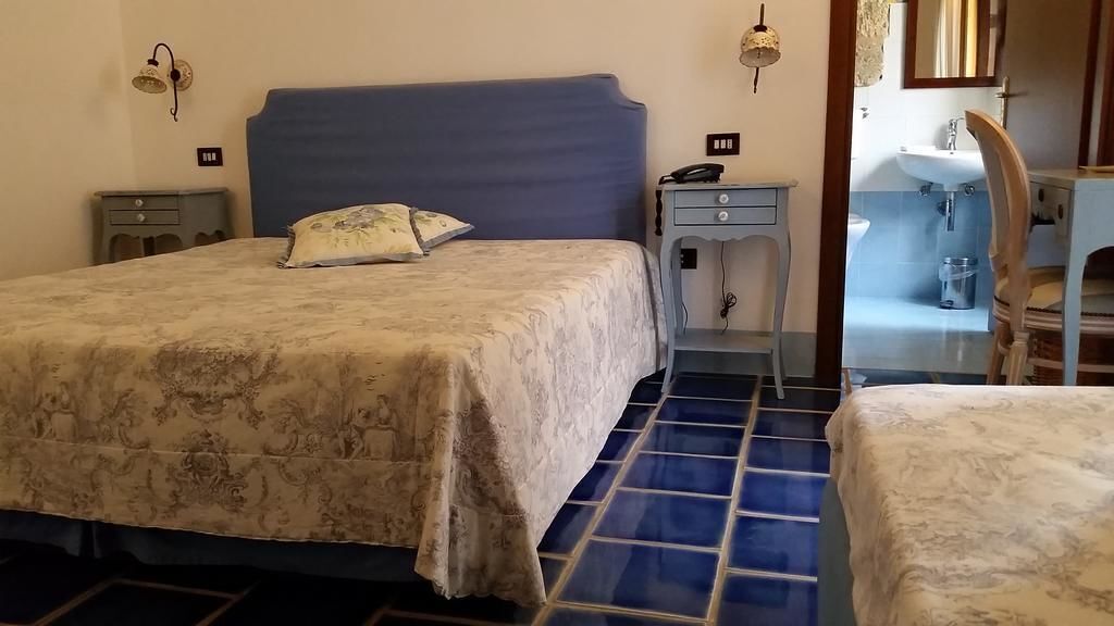 Minibar, in-room safe, soundproofing, free WiFi