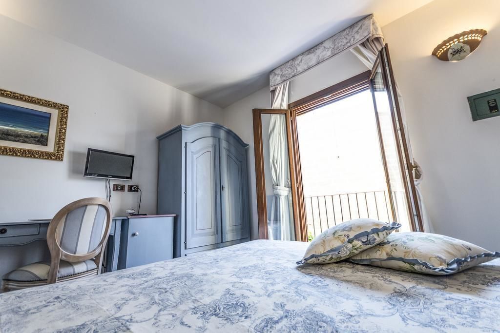 Minibar, in-room safe, soundproofing, free WiFi