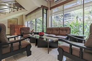 Lobby sitting area - OYO 108 Hotel Surya (Jakarta)