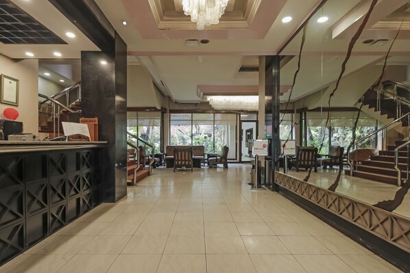 Reception - OYO 108 Hotel Surya (Jakarta)