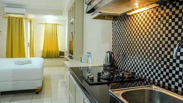 Estudio | Cocineta privada | Refrigerador, parrilla de estufa, arrocera y utensilios de cocina