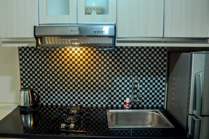 Studio | Private kitchenette | Fridge, stovetop, rice cooker, cookware/dishes/utensils - Simply Studio Room at Grand Serpong Apartment By Travelio (Tangerang)