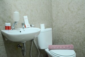 Studio | Kamar mandi | Shower, perlengkapan mandi gratis,  dan handuk