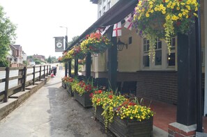Exterior - The Flying Bull Inn (Liss)