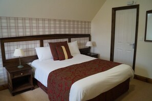 Family Room | Desk, soundproofing, iron/ironing board - The Flying Bull Inn (Liss)