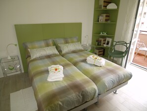 Luxury Double or Twin Room, Private Bathroom | In-room safe, desk, free cots/infant beds, free WiFi - B&B Linea Verde (Milan)