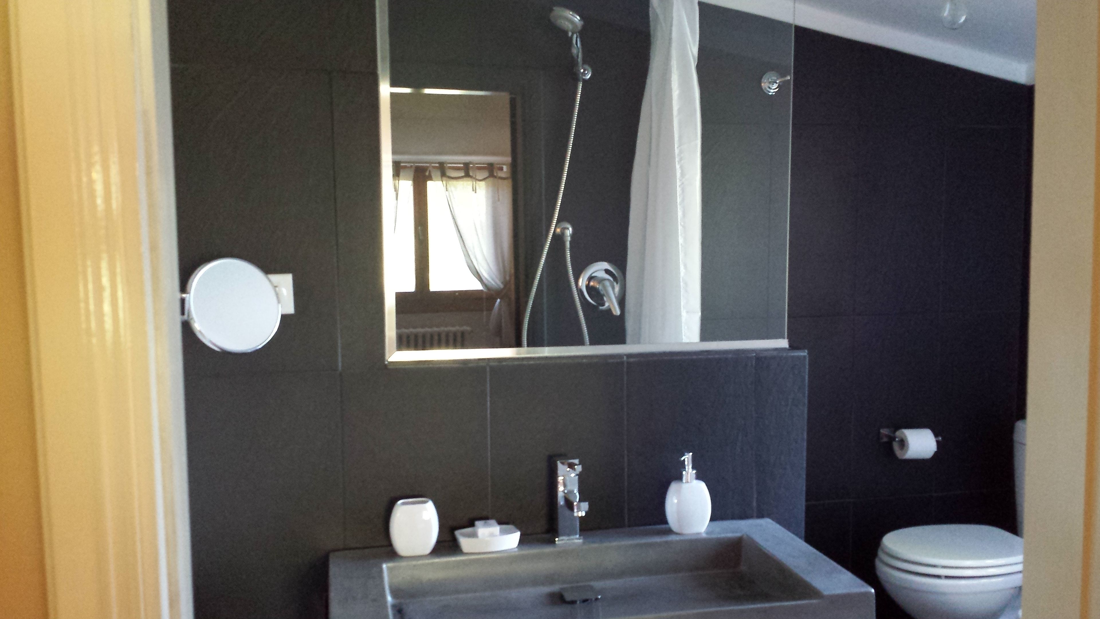 Habitación triple, vistas a la montaña | Baño | Ducha, artículos de higiene personal gratuitos, secador de pelo y bidé