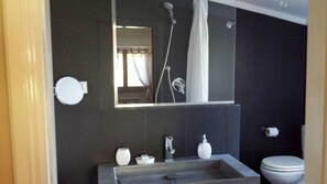 Dreibettzimmer, Bergblick | Badezimmer