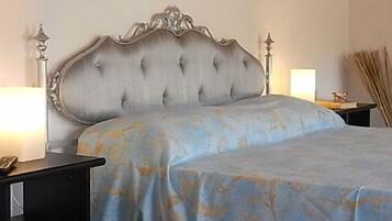 Habitación cuádruple, vistas al jardín | Escritorio, wifi gratis, ropa de cama