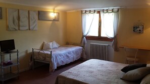 Triple Room, Mountain View | Desk, free WiFi, bed sheets - B&B Bosco dei Cervi (Grizzana Morandi)