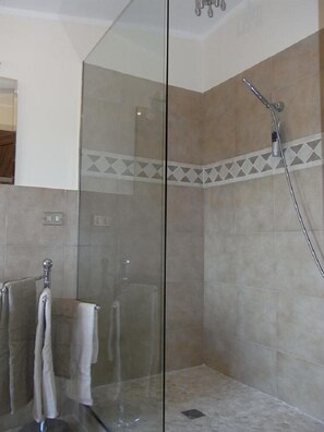 Dusche, kostenlose Toilettenartikel, Haartrockner, Bidet