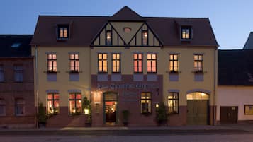 Overnatningsstedets facade – aften/nat