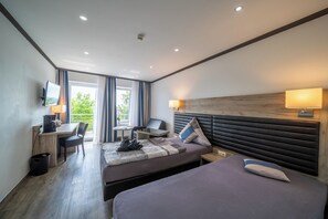 Komfort Doppelzimmer mit Kingsize-Bett , Kanalblick | Premium bedding, desk, iron/ironing board, free wired internet - Hotel Zum Halbmond (Lauenburg)