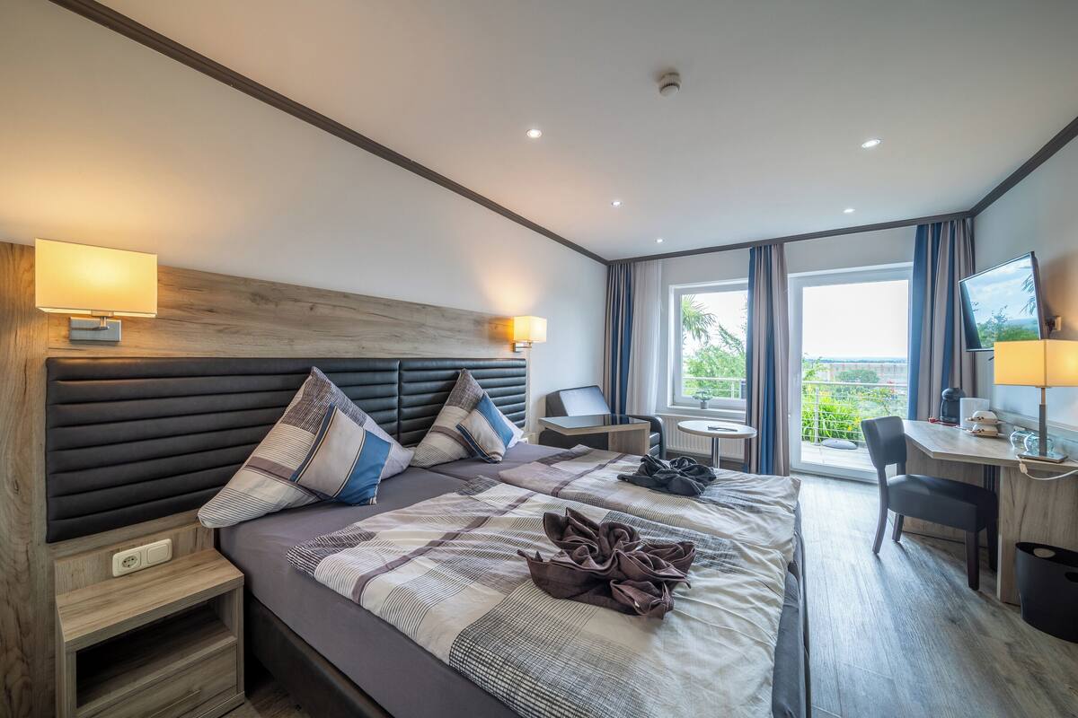 Komfort Doppelzimmer mit Kingsize-Bett , Kanalblick | 高級寢具、書桌、熨斗/熨衣板、床單