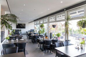 Dagelijks à-la-carte-ontbijt (EUR 8.00 per persoon)